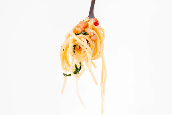 Spaghetti Carbonara Met Wat Peterselie Een Vork Een Witte Achtergrond — Stockfoto