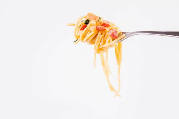 Spaghetti Carbonara Mit Etwas Petersilie Auf Einer Gabel Auf Weißem — Stockfoto