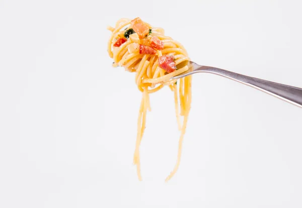 Spaghetti Carbonara Con Perejil Sobre Tenedor Sobre Fondo Blanco — Foto de Stock