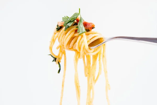Spagetti Carbonara Bazı Maydanoz Üzerinde Beyaz Bir Arka Plan Üzerinde — Stok fotoğraf