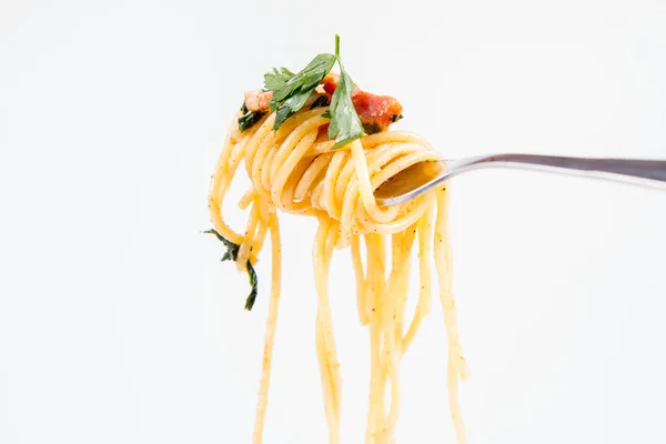 Espaguete Carbonara Com Alguma Salsa Garfo Fundo Branco — Fotografia de Stock