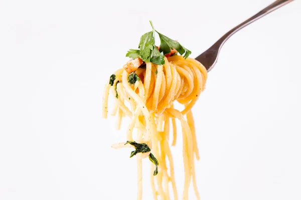 Spaghetti Carbonara Med Lite Persilja Gaffel Vit Bakgrund — Stockfoto