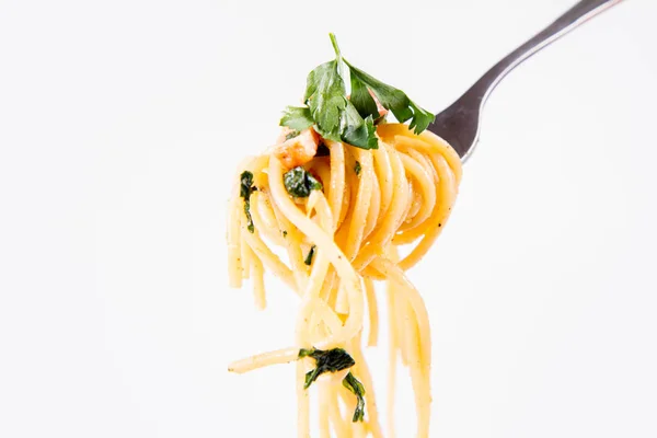 Spaghetti Carbonara Con Perejil Sobre Tenedor Sobre Fondo Blanco — Foto de Stock