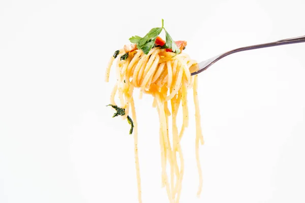 Spaghetti Carbonara Met Wat Peterselie Een Vork Een Witte Achtergrond — Stockfoto