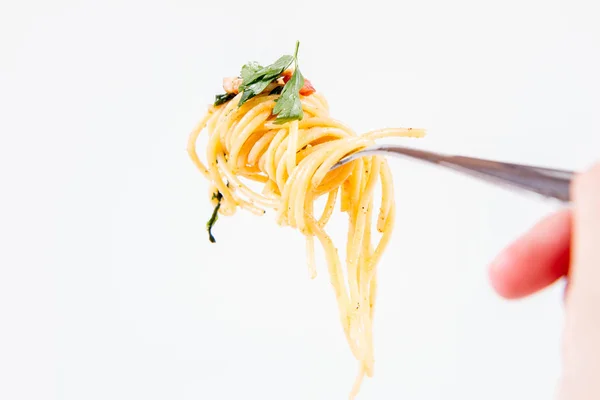 Espaguetis Carbonara Con Perejil Tenedor Sostenido Por Una Mano — Foto de Stock