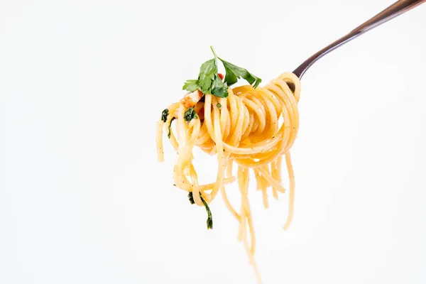 Spaghetti Carbonara Mit Etwas Petersilie Auf Einer Gabel Auf Weißem — Stockfoto