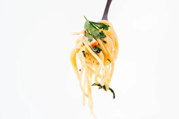 Espaguete Carbonara Com Alguma Salsa Garfo Fundo Branco — Fotografia de Stock