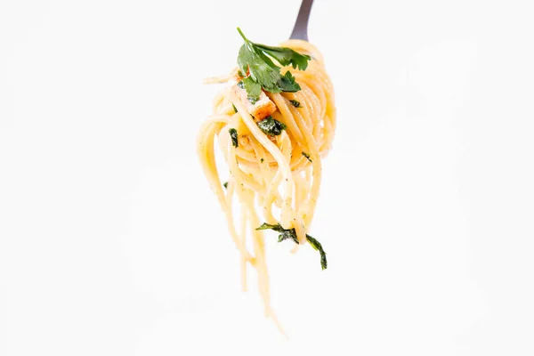 Espaguete Carbonara Com Alguma Salsa Garfo Fundo Branco — Fotografia de Stock