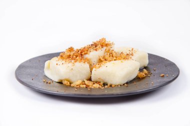 Köfte süzme peynir ile (geleneksel Lehçe çanak denilen tembel pierogi / leniwe pierogi) kızarmış ekmek kırıntıları ile 