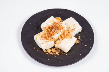 Köfte süzme peynir ile (geleneksel Lehçe çanak denilen tembel pierogi / leniwe pierogi) kızarmış ekmek kırıntıları ile 