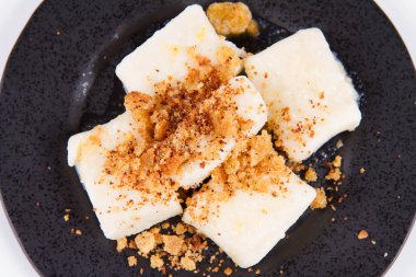 Köfte süzme peynir ile (geleneksel Lehçe çanak denilen tembel pierogi / leniwe pierogi) kızarmış ekmek kırıntıları ile 