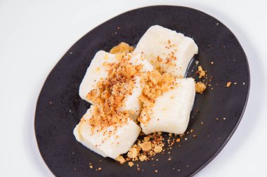 Köfte süzme peynir ile (geleneksel Lehçe çanak denilen tembel pierogi / leniwe pierogi) kızarmış ekmek kırıntıları ile 