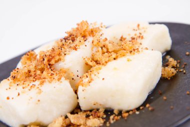 Köfte süzme peynir ile (geleneksel Lehçe çanak denilen tembel pierogi / leniwe pierogi) kızarmış ekmek kırıntıları ile 