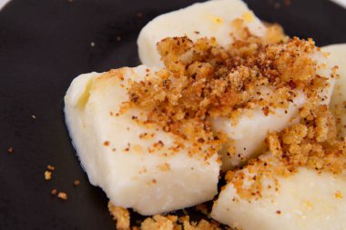 Köfte süzme peynir ile (geleneksel Lehçe çanak denilen tembel pierogi / leniwe pierogi) kızarmış ekmek kırıntıları ile 