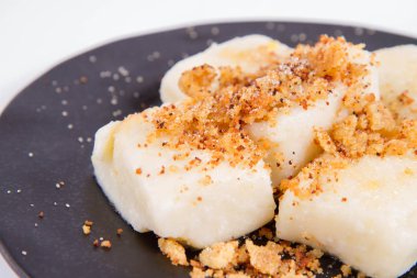 Köfte süzme peynir ile (geleneksel Lehçe çanak denilen tembel pierogi / leniwe pierogi) ekmek kırıntıları ile kızarmış ve şeker ile serpilir