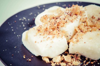 Köfte süzme peynir ile (geleneksel Lehçe çanak denilen tembel pierogi / leniwe pierogi) ekmek kırıntıları ile kızarmış ve şeker ile serpilir