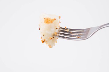 Köfte süzme peynir ile (geleneksel Lehçe çanak denilen tembel pierogi / leniwe pierogi) ekmek kırıntıları ile kızarmış ve bir çatal üzerinde şeker serpilir