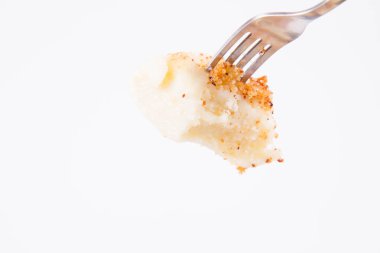 Köfte süzme peynir ile (geleneksel Lehçe çanak denilen tembel pierogi / leniwe pierogi) ekmek kırıntıları ile kızarmış ve bir çatal üzerinde şeker serpilir