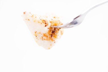 Köfte süzme peynir ile (geleneksel Lehçe çanak denilen tembel pierogi / leniwe pierogi) ekmek kırıntıları ile kızarmış ve bir çatal üzerinde şeker serpilir