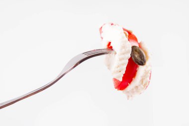 Caprese salatası - beyaz bir arka plan üzerinde bir çatalı üzerinde mozzarella peyniri ile domates