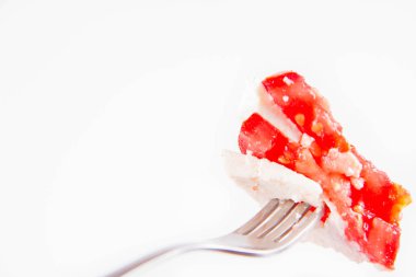 Caprese salatası - beyaz bir arka plan üzerinde bir çatalı üzerinde mozzarella peyniri ile domates