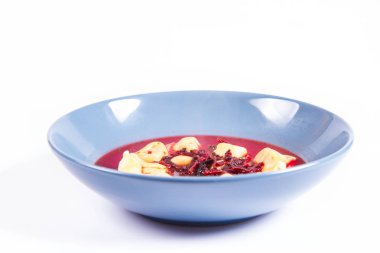 Geleneksel Lehçe Noel arifesi yemek: uszka (bir mantar dolu biraz köfte ile Kırmızı Pancar çorbası)