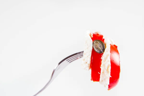 Caprese Salat Tomate Mit Mozzarella Auf Einer Gabel Auf Weißem — Stockfoto
