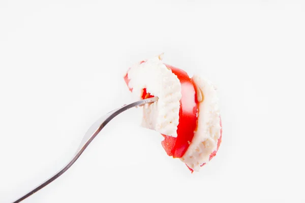 Caprese Salatası Beyaz Bir Arka Plan Üzerinde Bir Çatalı Üzerinde — Stok fotoğraf