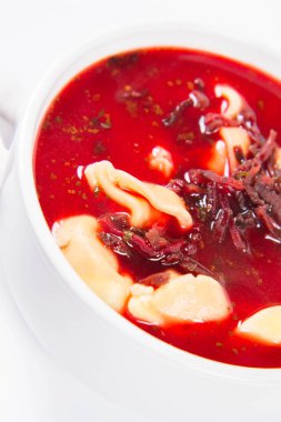 Geleneksel Lehçe Noel arifesi yemek: uszka (bir mantar dolu biraz köfte ile Kırmızı Pancar çorbası)