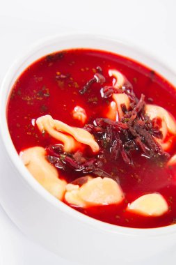 Geleneksel Lehçe Noel arifesi yemek: uszka (bir mantar dolu biraz köfte ile Kırmızı Pancar çorbası)