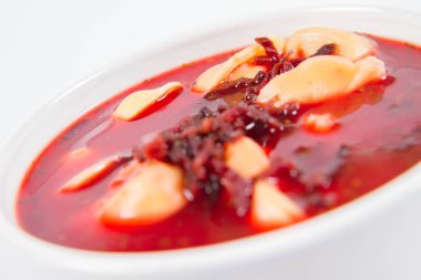 Geleneksel Lehçe Noel arifesi yemek: uszka (bir mantar dolu biraz köfte ile Kırmızı Pancar çorbası)