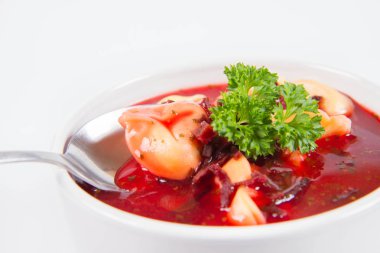 Geleneksel Lehçe Noel arifesi yemek: uszko ile Kırmızı Pancar çorbası (mantar dolgulu bir hamur tatlısı) dekore edilmiş bir kaşıkla yenen maydanoz ile