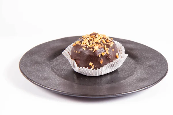 Ромовый Шар Украшенный Шоколадом Орехами Черной Тарелке Белом Фоне — стоковое фото