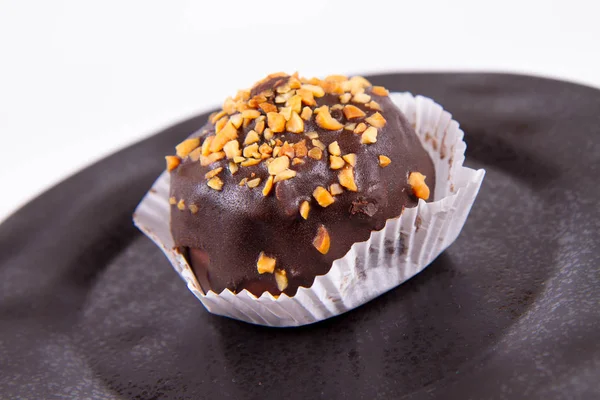 Bola Ron Decorada Con Chocolate Nueces Plato Negro Sobre Fondo —  Fotos de Stock