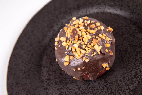 Rum Bal Versierd Met Chocolade Noten Een Zwarte Plaat Een — Stockfoto