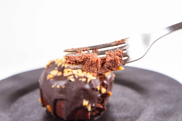 Rum Bal Versierd Met Chocolade Noten Een Zwarte Plaat Gegeten — Stockfoto