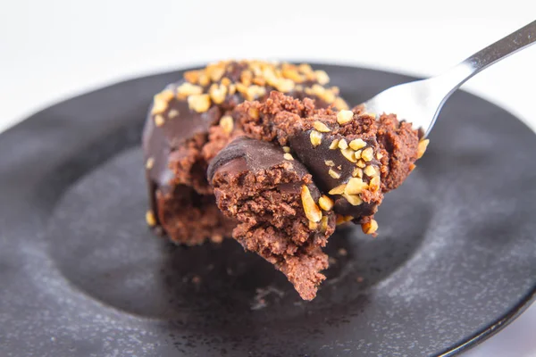 Rum Bal Versierd Met Chocolade Noten Een Zwarte Plaat Gegeten — Stockfoto