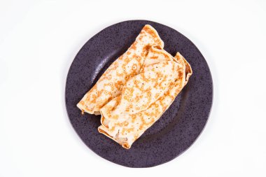 Siyah bir tabak kızarmış elma krep dolması