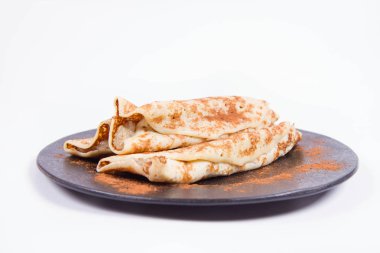 Kızarmış elma tarçın ile serpilir ile doldurulmuş krep