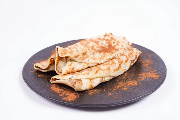 Pannkakor Fyllda Med Bräserad Äpplen Beströs Med Kanel — Stockfoto