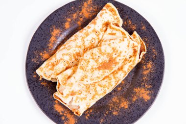 Kızarmış elma tarçın ile serpilir ile doldurulmuş krep