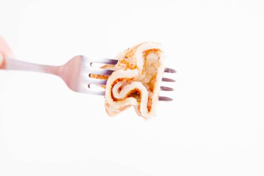 Kızarmış elma tarçın bir çatal üzerinde serpilir ile doldurulmuş krep