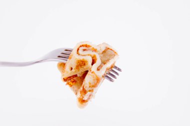 Kızarmış elma tarçın bir çatal üzerinde serpilir ile doldurulmuş krep