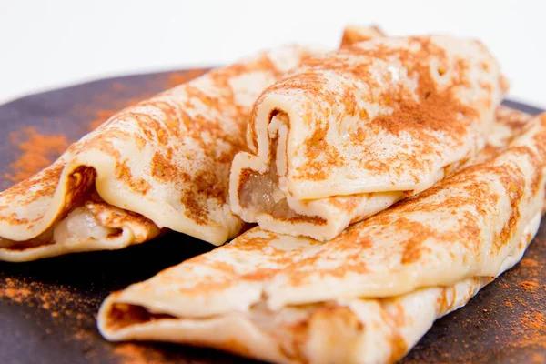 Pannkakor Fyllda Med Bräserad Äpplen Beströs Med Kanel — Stockfoto