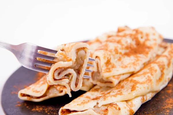 Pannkakor Fyllda Med Bräserad Äpplen Beströs Med Kanel Som Äts — Stockfoto