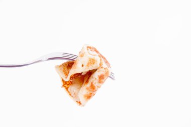 Kızarmış elma tarçın bir çatal üzerinde serpilir ile doldurulmuş krep