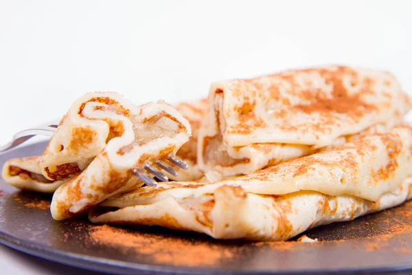 Panqueques Rellenos Manzanas Estofadas Espolvoreadas Con Canela Comido Con Tenedor —  Fotos de Stock