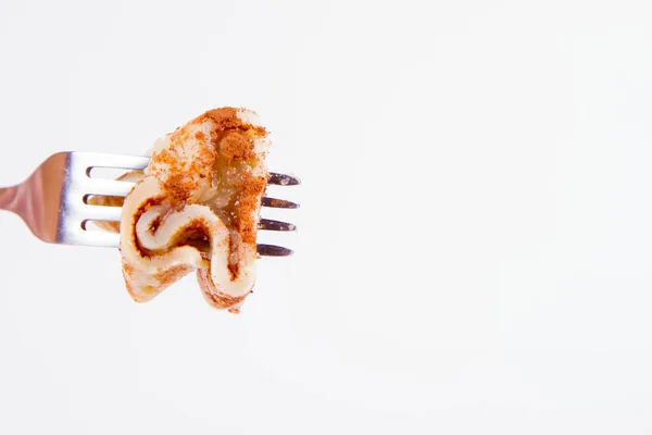 Kızarmış Elma Tarçın Bir Çatal Üzerinde Serpilir Ile Doldurulmuş Krep — Stok fotoğraf
