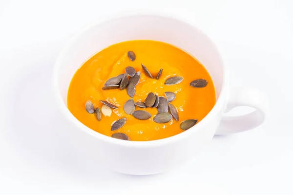 Sopa Calabaza Decorada Con Semillas Calabaza Tazón Sobre Fondo Blanco — Foto de Stock