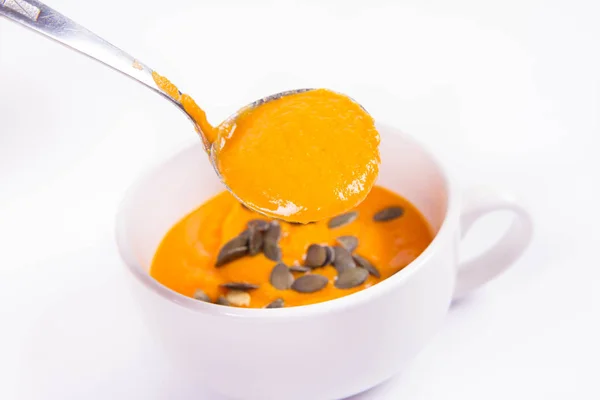 Sopa Calabaza Decorada Con Semillas Calabaza Que Vierten Tazón Sobre — Foto de Stock